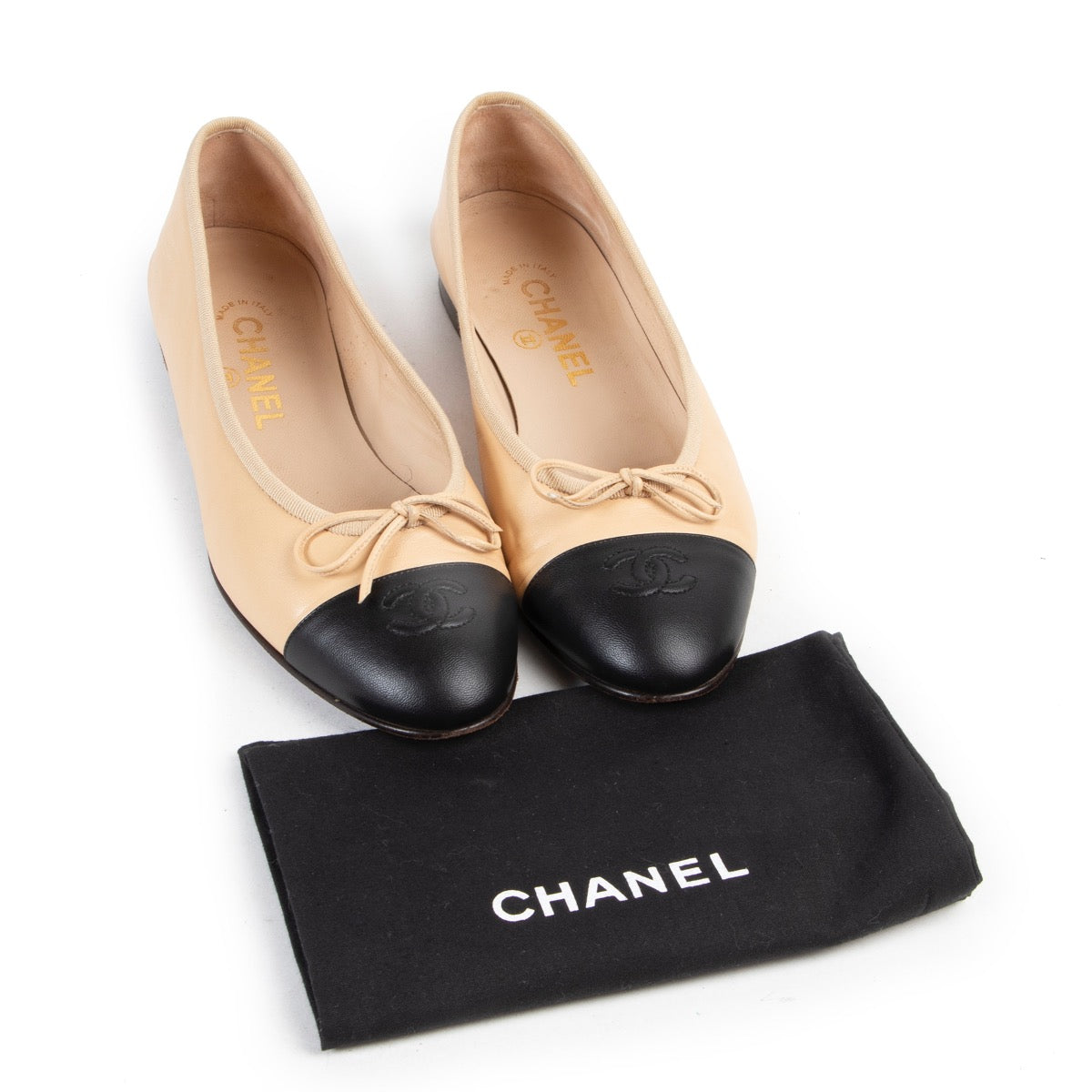 Buy and sell your authentic designer items at Labellov. Buy Chanel Ballerinas in good condition online or in store.