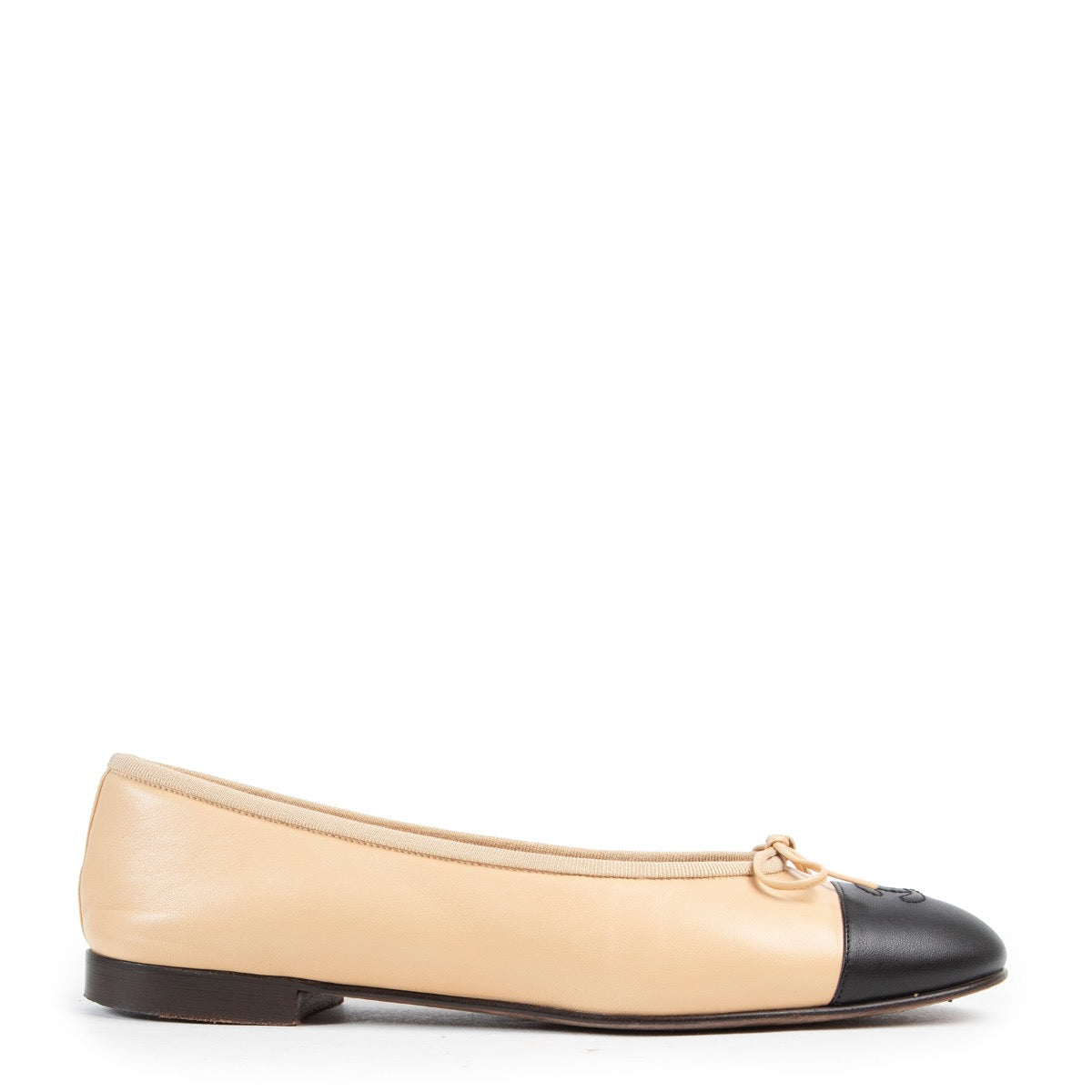 Buy and sell your authentic designer items at Labellov. Buy Chanel Ballerinas in good condition online or in store.