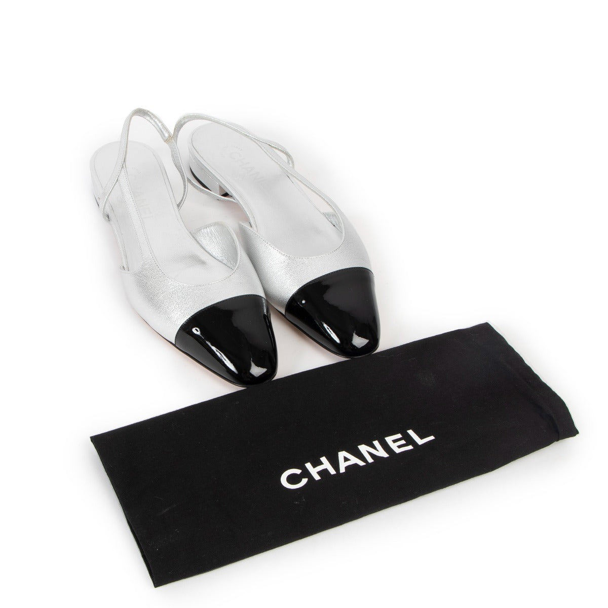 Shop safe online at Labellov in Antwerp this 100% authentic second hand Chanel Silver Leather Slingback