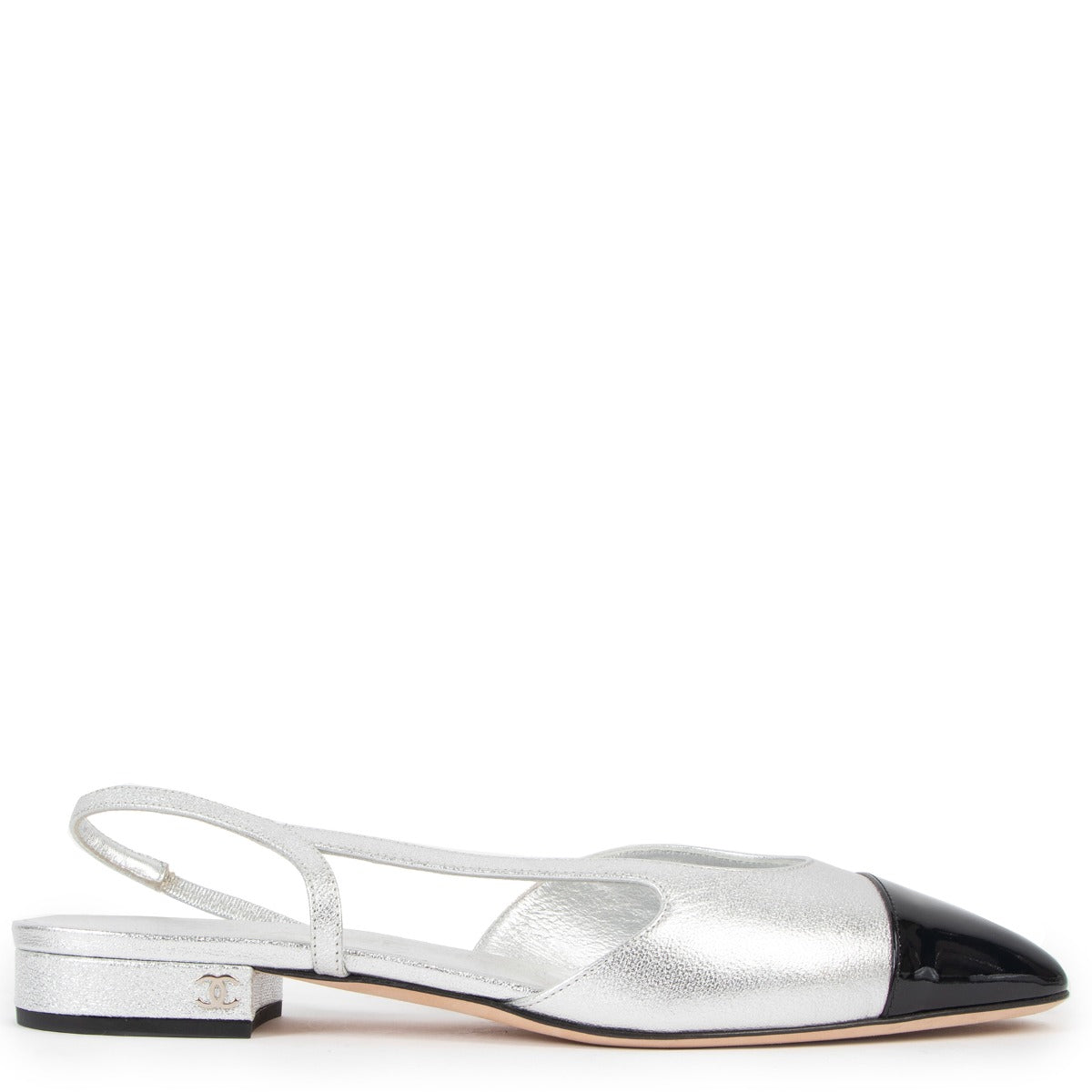 Shop safe online at Labellov in Antwerp this 100% authentic second hand Chanel Silver Leather Slingback