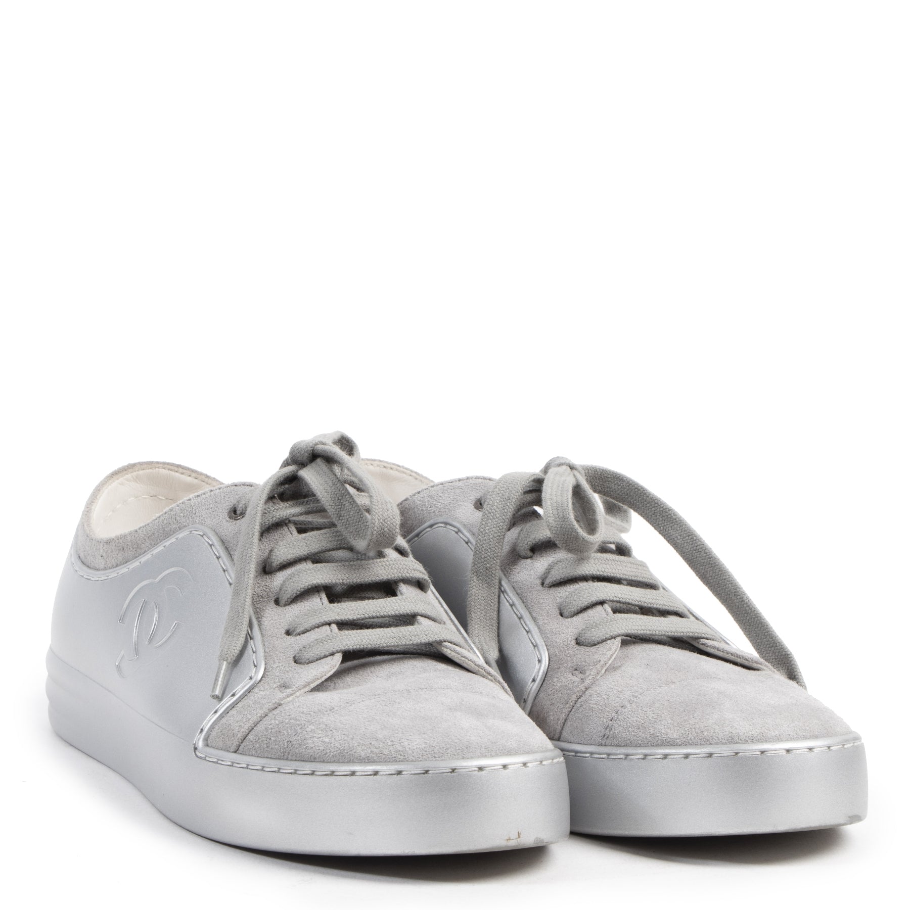 Chanel Silver Suede Sneakers pour le meilleur prix chez Labellov à Anvers