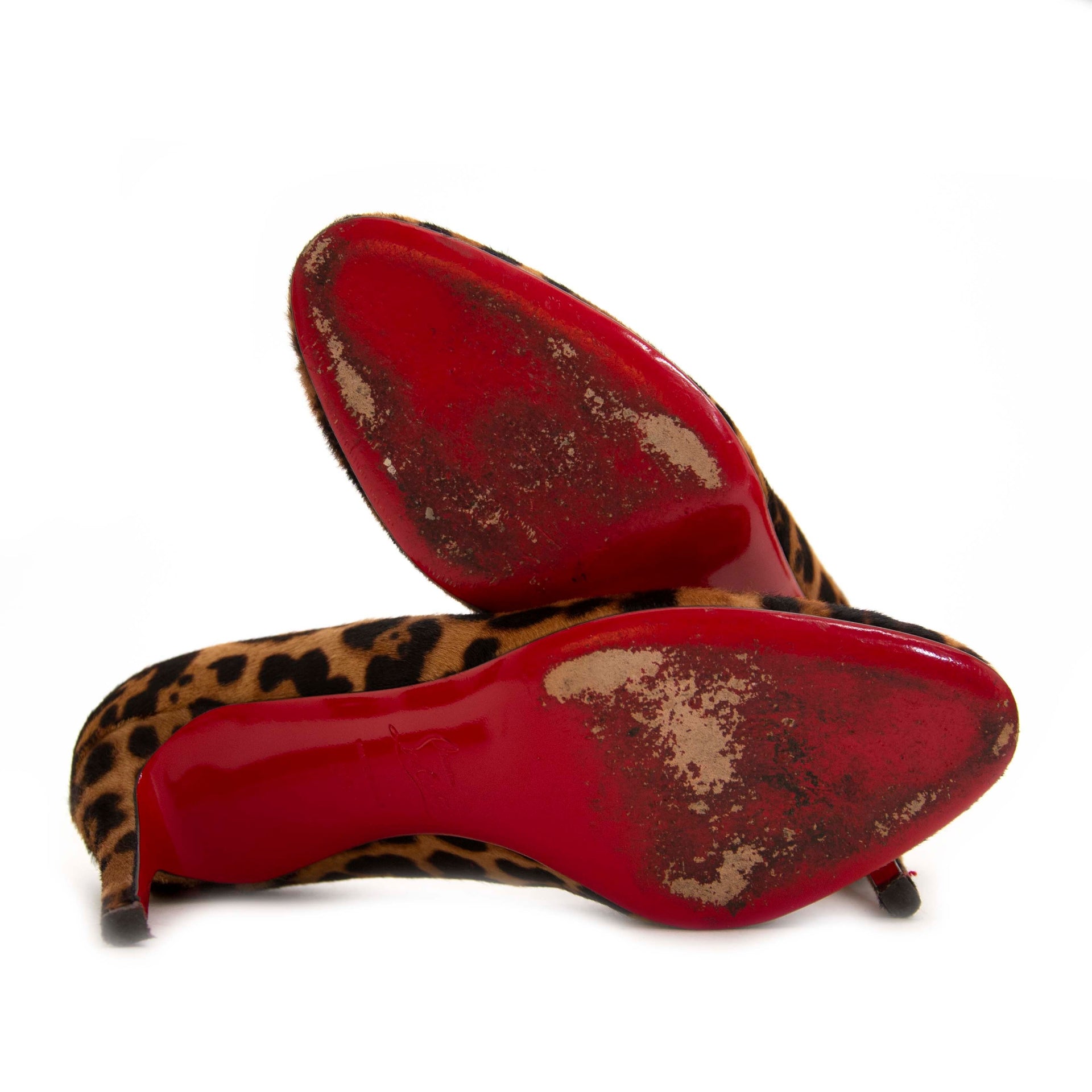 Op zoek naar Louboutin Leopard pumps? Nu te koop bij labellov.com tegen de beste prijs.