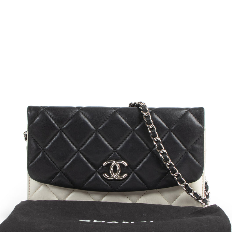 Chanel Lambskin Quilted Double Sided Black & White Wallet On Chain WOC pour le meilleur prix chez Labellov à Anvers
