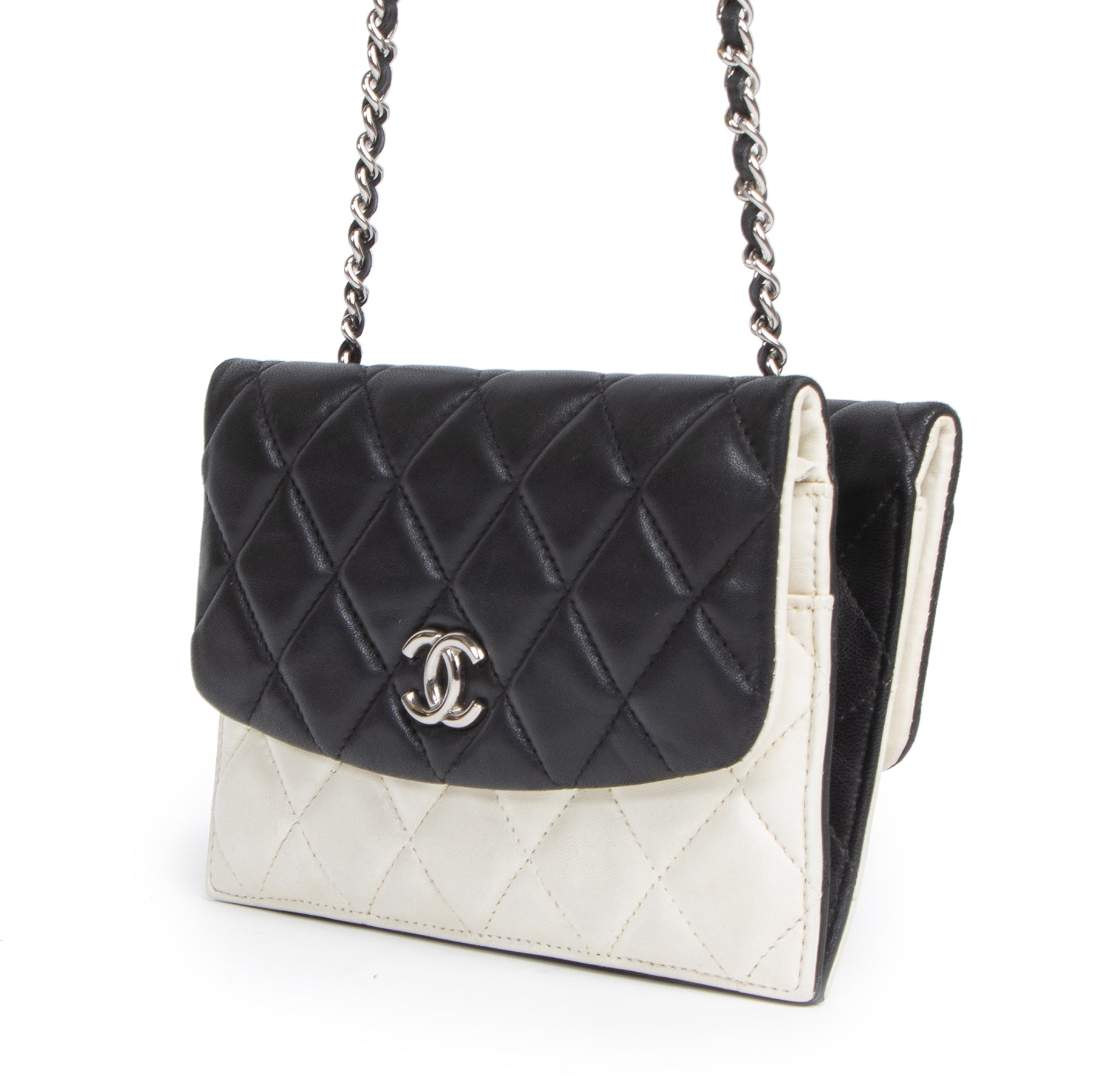 Koop en verkoop uw authentieke Chanel Lambskin Quilted Double Sided Black & White Wallet On Chain WOC