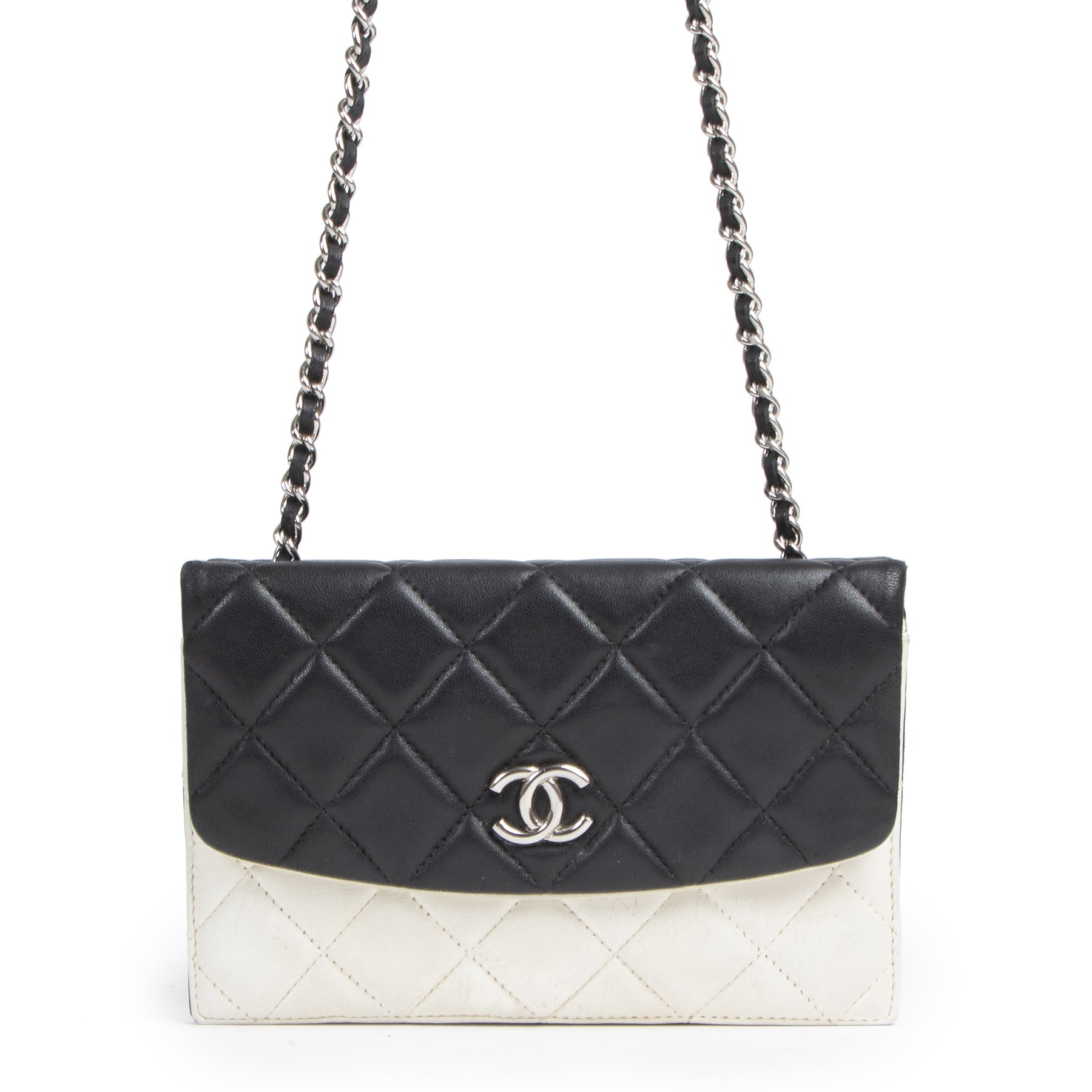 Chanel Lambskin Quilted Double Sided Black & White Wallet On Chain WOC kopen en verkopen aan de beste prijs bij Labellov in Antwerpen