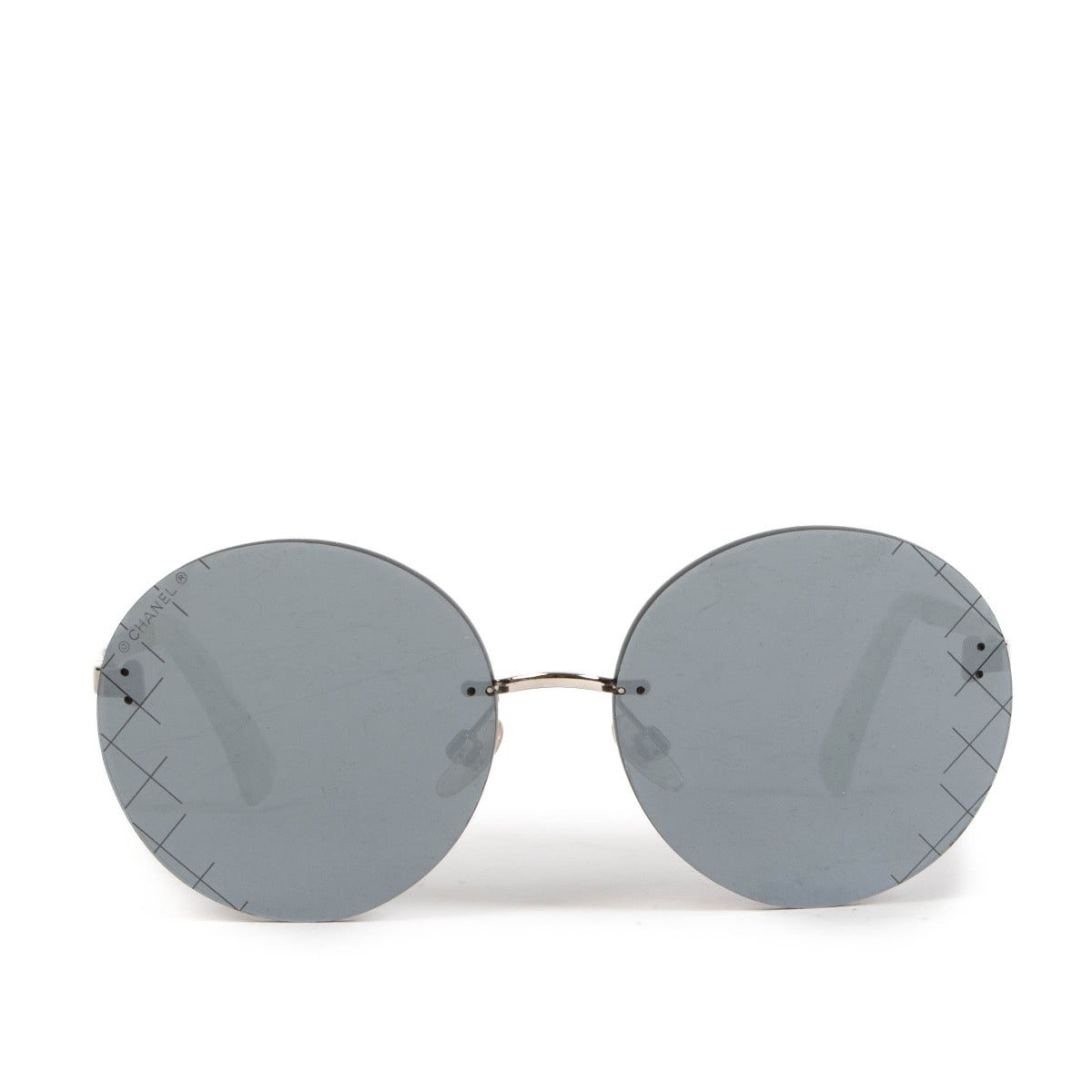 Chanel Black Round Sunglasses for the best price at Labellov secondhand luxury in Antwerp. We buy and sell your preloved designer bags.