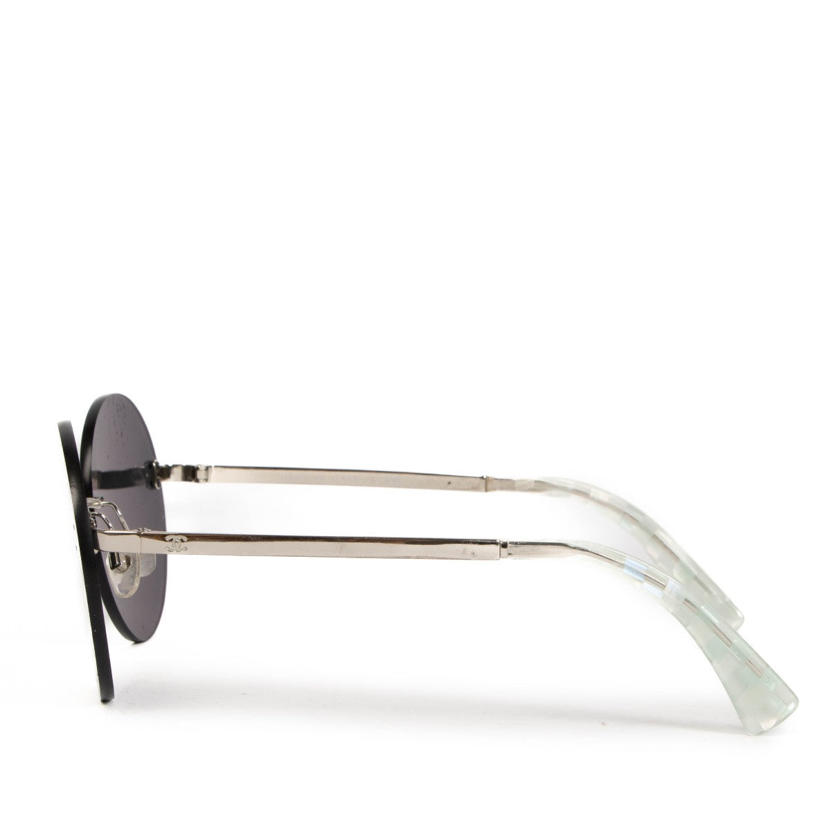 Chanel Black Round Sunglasses for the best price at Labellov secondhand luxury in Antwerp. We buy and sell your preloved designer bags.