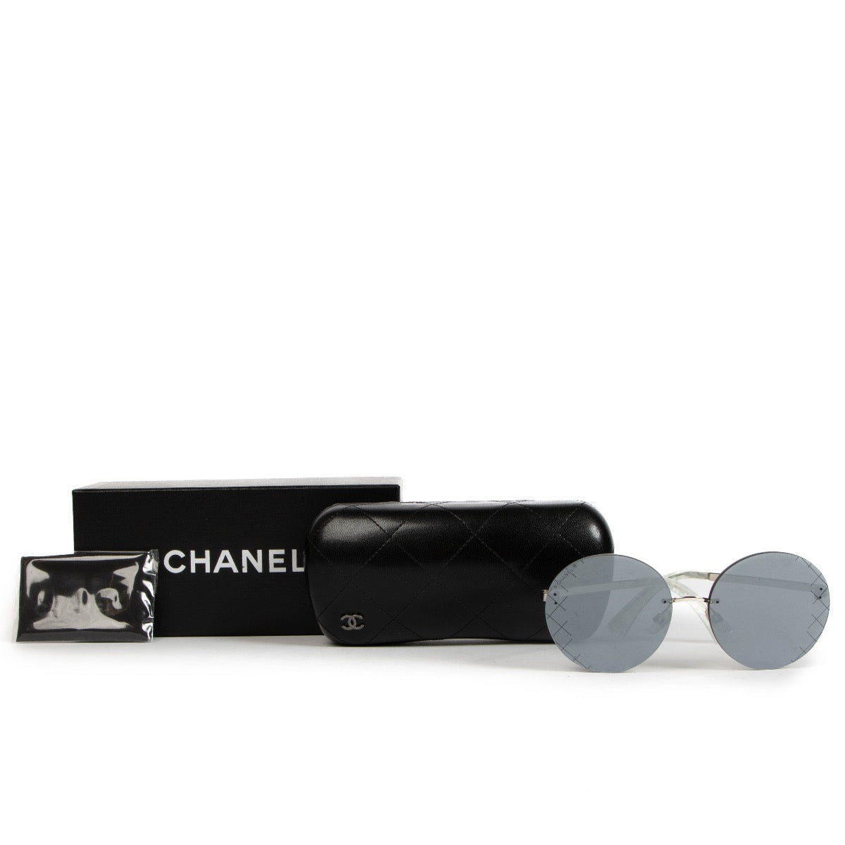 Chanel Black Round Sunglasses for the best price at Labellov secondhand luxury in Antwerp. We buy and sell your preloved designer bags.