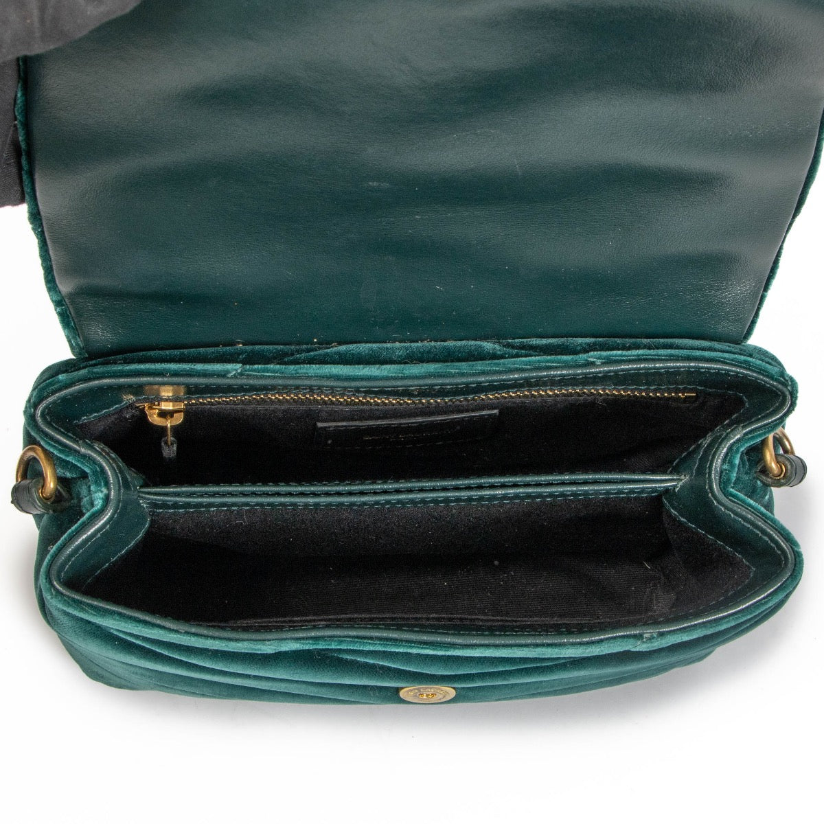 Shop safe online at Labellov in Antwerp, Brussels and Knokke this 100% authentic second hand Saint Laurent Green Velvet Toy Loulou Shoulder Bag
