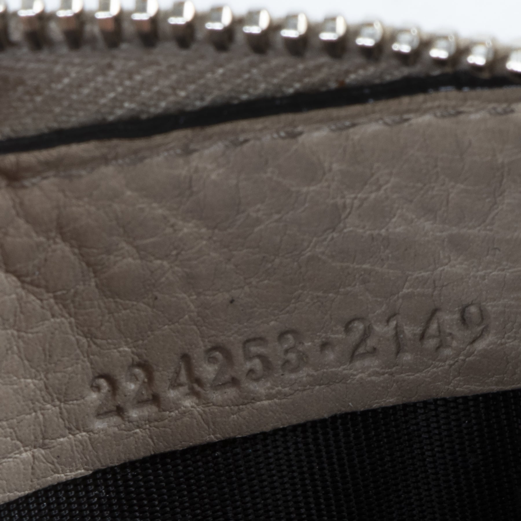 Gucci Monogram Embossed Zipper Wallet aan de beste prijs