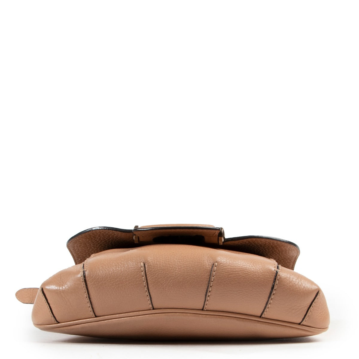 Buy authentic secondhand Gucci bags at Labellov vintage fashion webshop for the lowest price. Koop authentieke tweedehands Gucci tassen bij Labellov vintage mode webshop aan de laagste prijs.