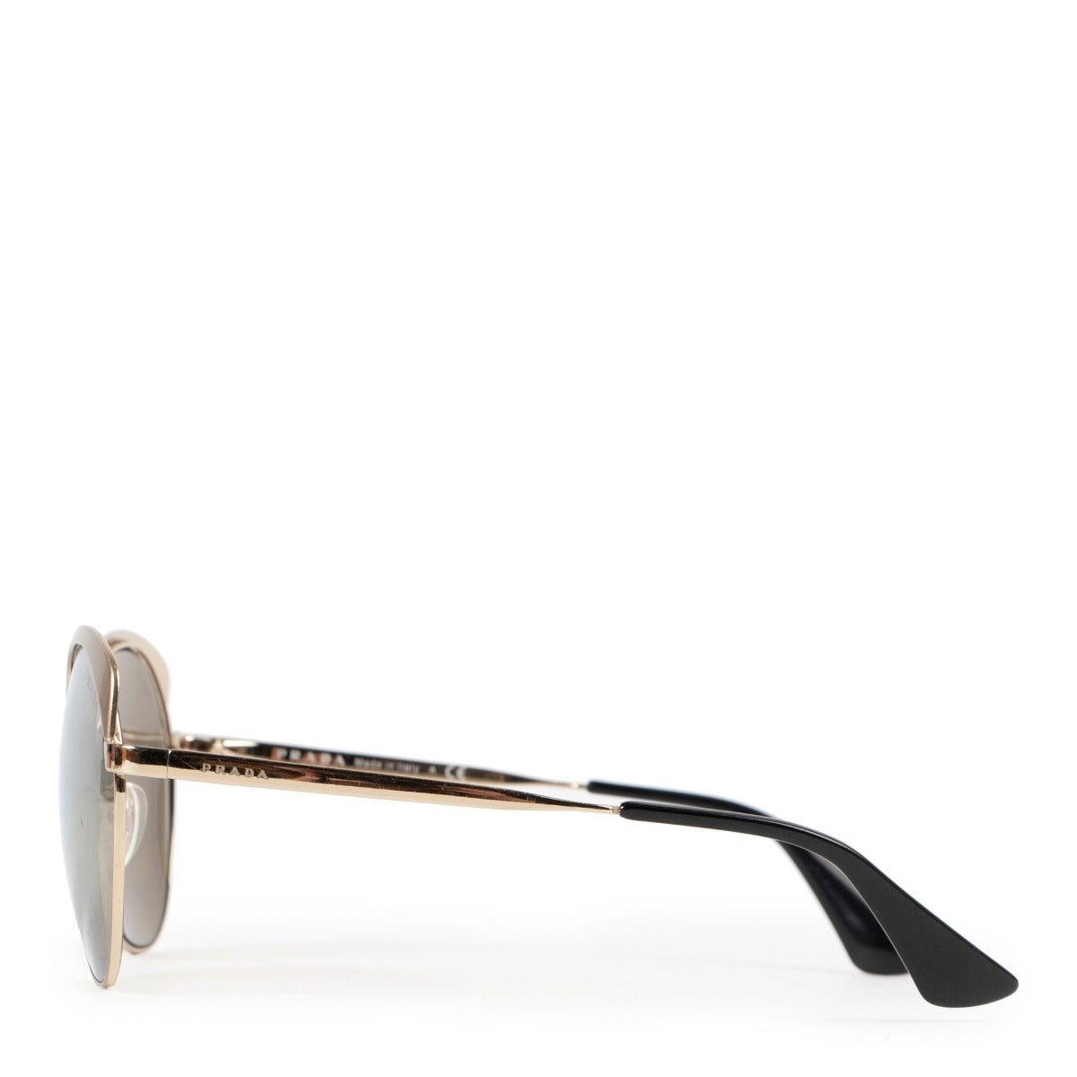 Buy and sell your authentic sunglasses at Labellov for a reasonable price.