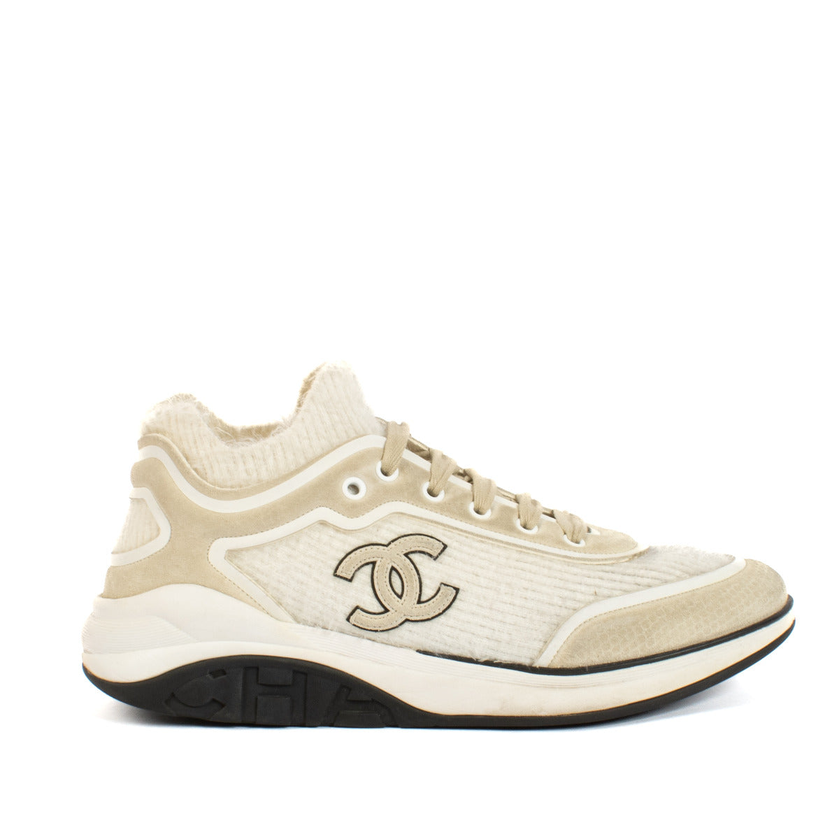 Chanel White Suede and Wool Sneakers - size 41 aan de beste prijs bij Labellov tweedehands luxe in Antwerpen en Knokke