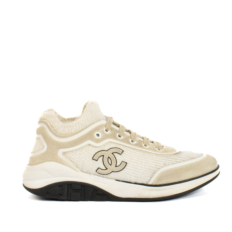 Chanel White Suede and Wool Sneakers - size 41 aan de beste prijs bij Labellov tweedehands luxe in Antwerpen en Knokke