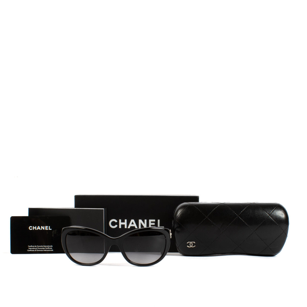 Chanel Black Camelia Sunglasses aan de beste prijs bij Labellov tweedehands luxe in Antwerpen en Knokke. Buy and sell.