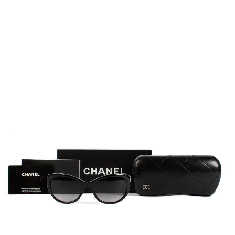 Chanel Black Camelia Sunglasses aan de beste prijs bij Labellov tweedehands luxe in Antwerpen en Knokke. Buy and sell.