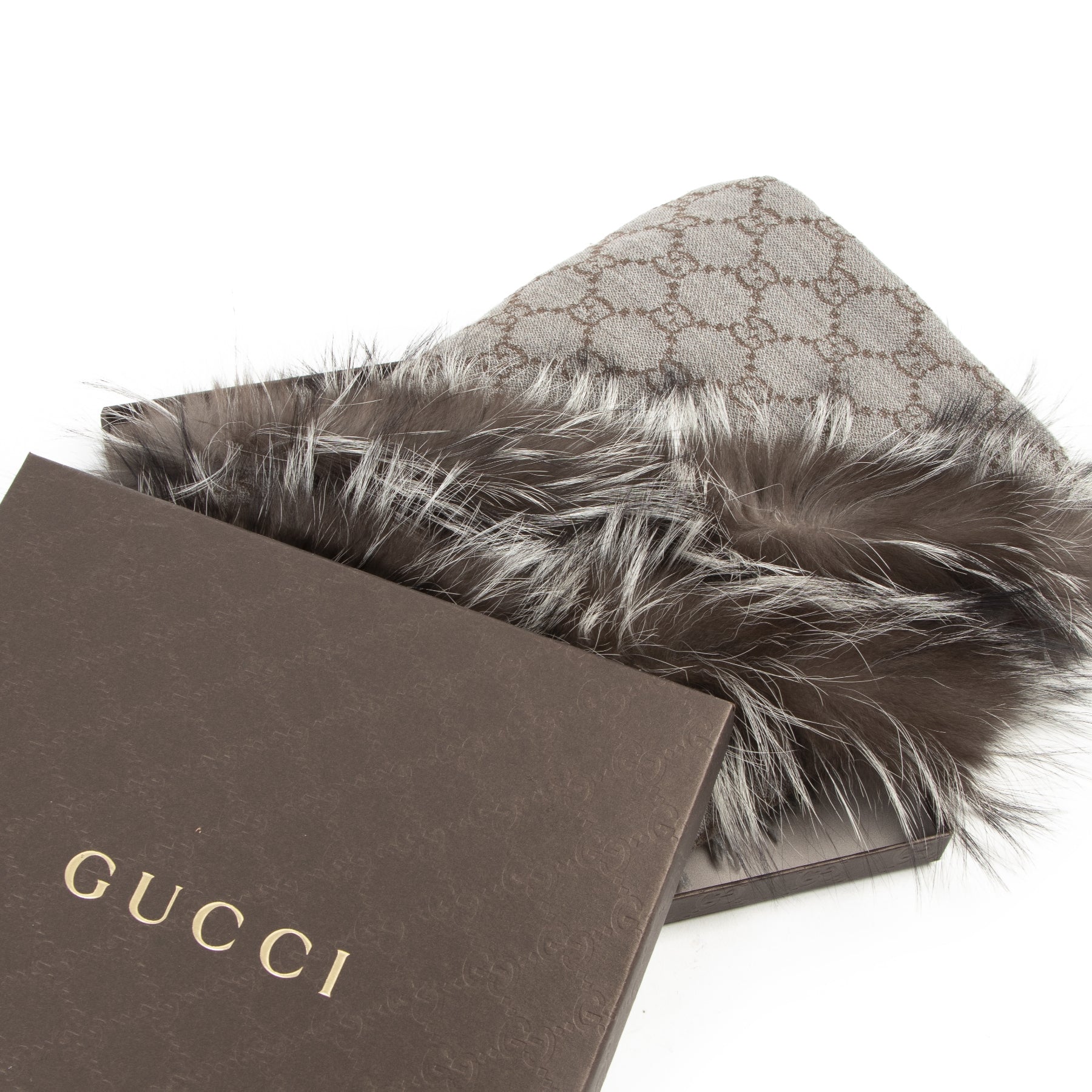 Authentic second hand Gucci scarf right price, safe online shopping LabelLov webshop luxury brands shopping Antwerp Belgium fashion