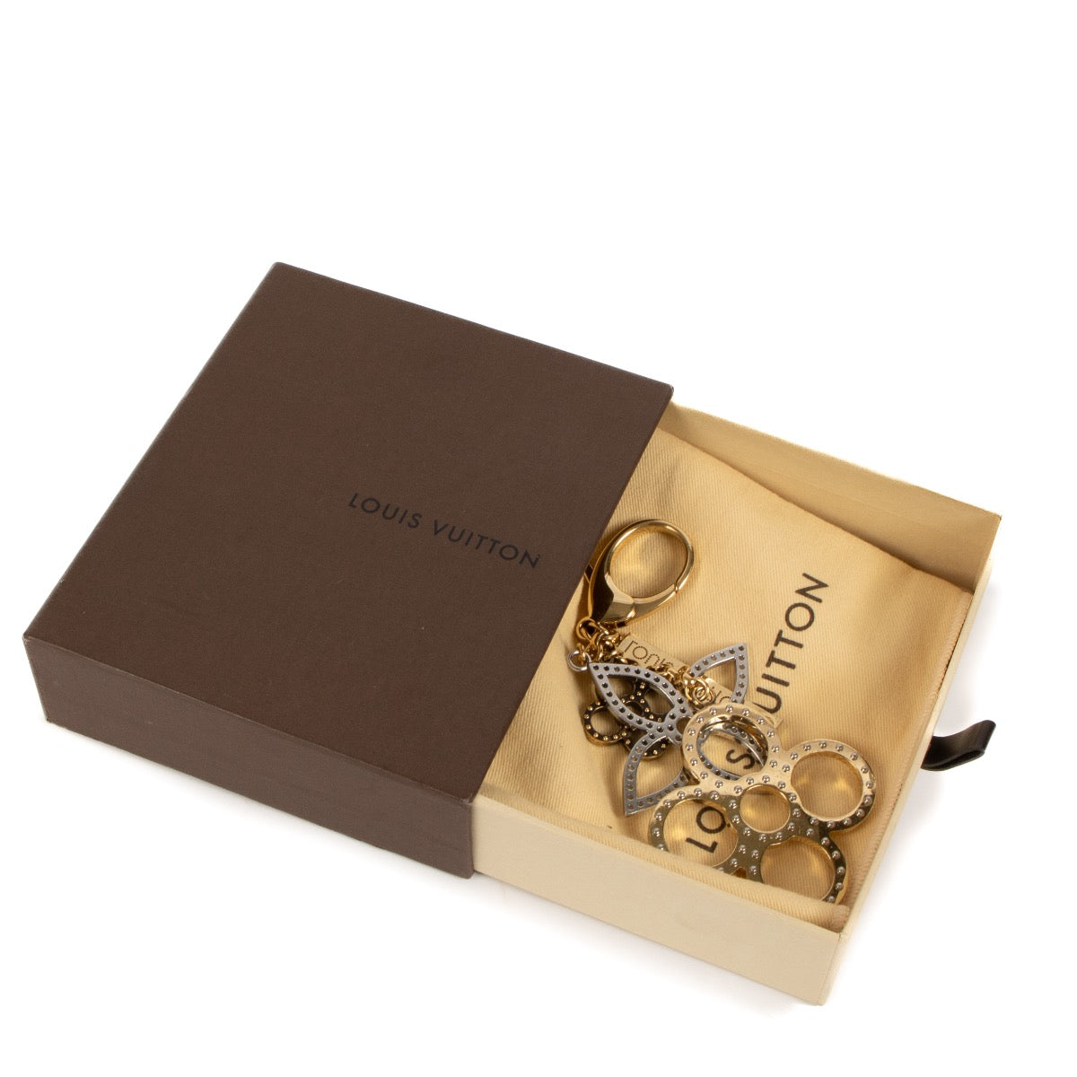 Shop safe online at Labellov in Antwerp, Brussels and Knokke this 100% authentic second hand Louis Vuitton Gold Monogram Key Chain
