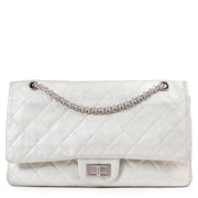 Chanel Grey Metallic 2.55 Handbag. Authentieke tweedehands Chanel handtassen bij LabelLOV Antwerpen. Authentique seconde-main luxury en ligne webshop LabelLOV. Authentic preloved Chanel handbags at LabelLOV Antwerp.