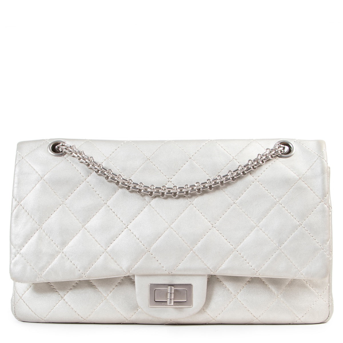 Chanel Grey Metallic 2.55 Handbag. Authentieke tweedehands Chanel handtassen bij LabelLOV Antwerpen. Authentique seconde-main luxury en ligne webshop LabelLOV. Authentic preloved Chanel handbags at LabelLOV Antwerp.