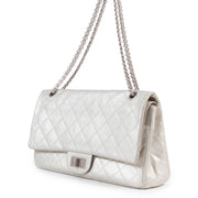 Chanel Grey Metallic 2.55 Handbag. Authentieke tweedehands Chanel handtassen bij LabelLOV Antwerpen. Authentique seconde-main luxury en ligne webshop LabelLOV. Authentic preloved Chanel handbags at LabelLOV Antwerp.