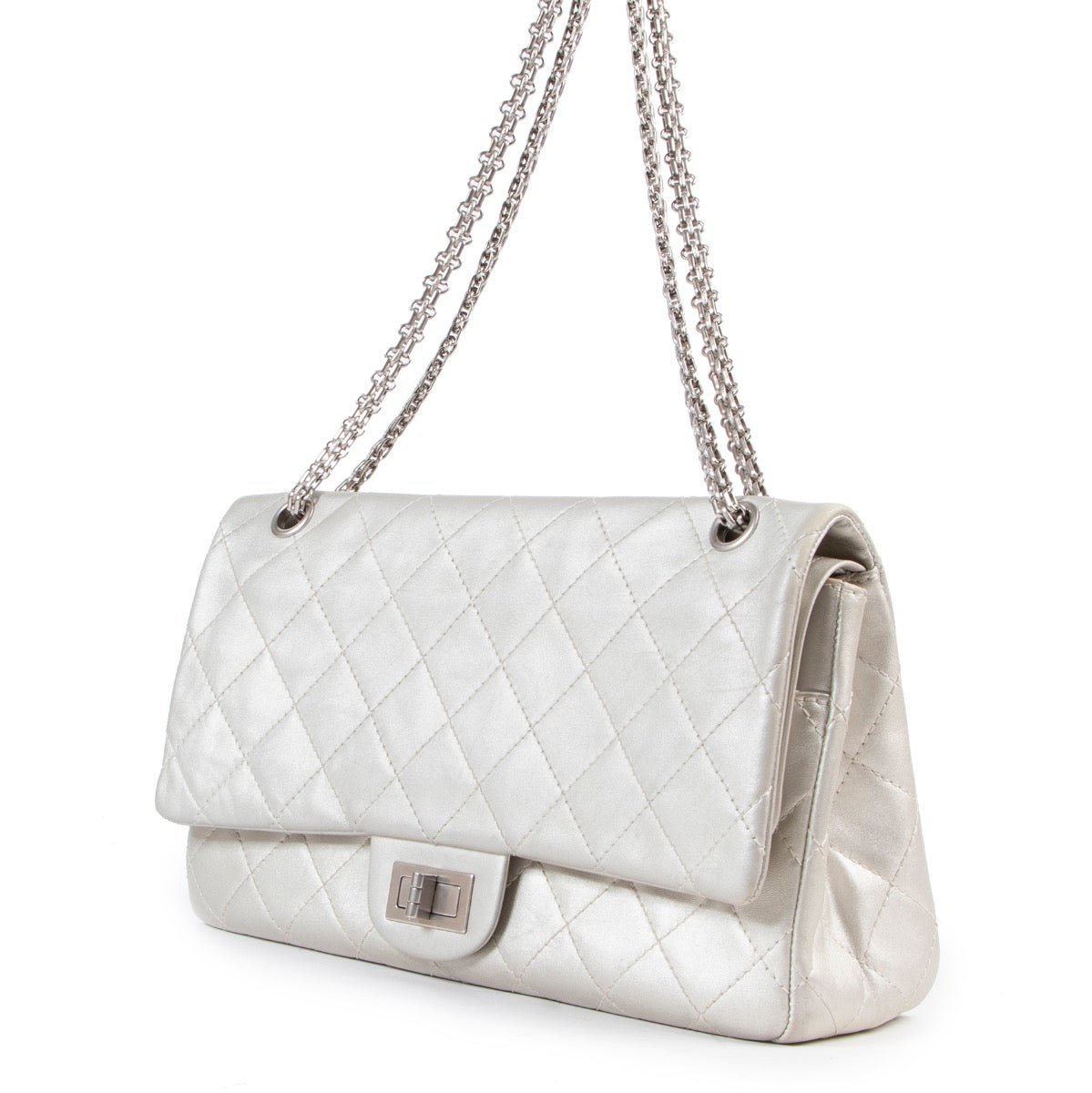 Chanel Grey Metallic 2.55 Handbag. Authentieke tweedehands Chanel handtassen bij LabelLOV Antwerpen. Authentique seconde-main luxury en ligne webshop LabelLOV. Authentic preloved Chanel handbags at LabelLOV Antwerp.