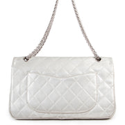 Chanel Grey Metallic 2.55 Handbag. Authentieke tweedehands Chanel handtassen bij LabelLOV Antwerpen. Authentique seconde-main luxury en ligne webshop LabelLOV. Authentic preloved Chanel handbags at LabelLOV Antwerp.