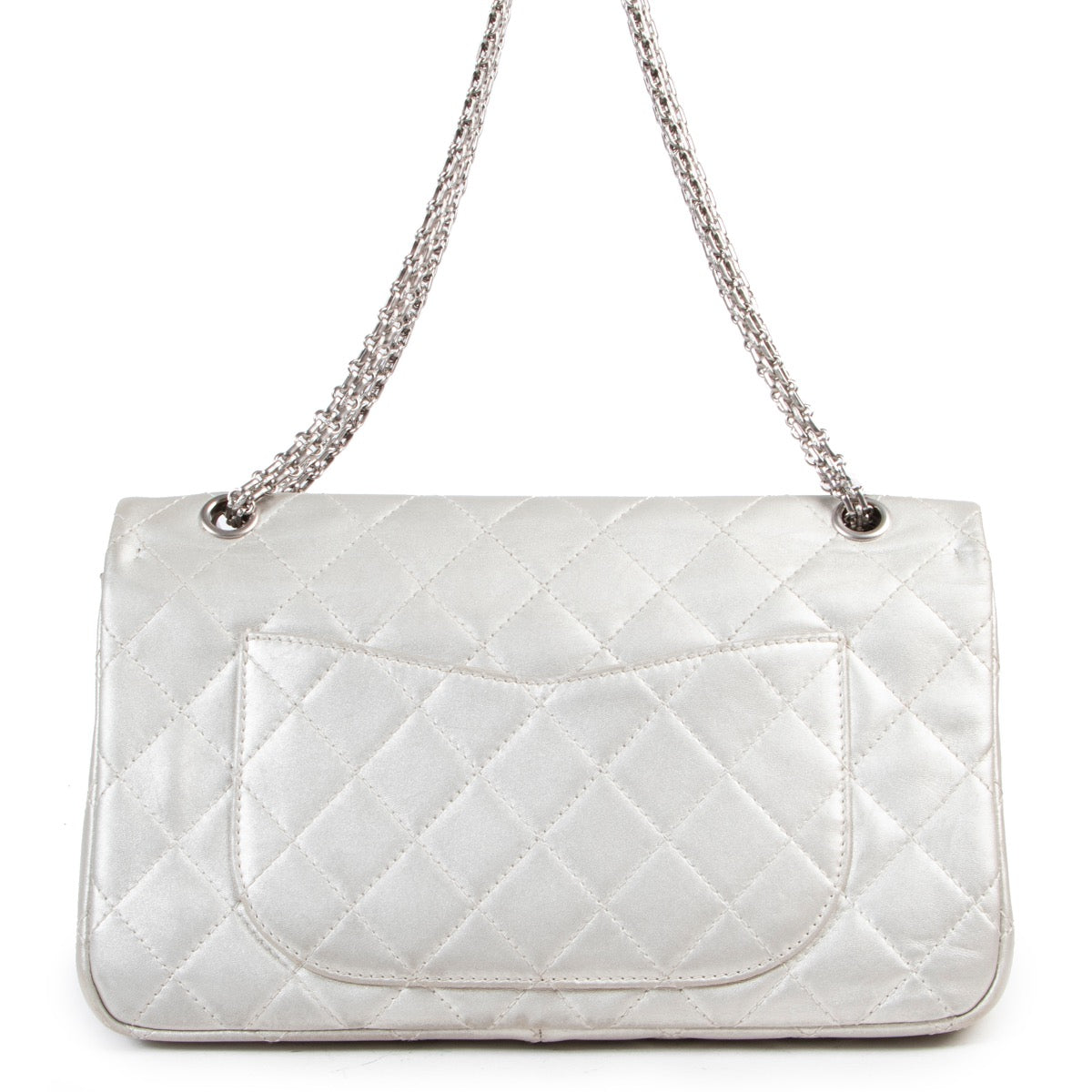 Chanel Grey Metallic 2.55 Handbag. Authentieke tweedehands Chanel handtassen bij LabelLOV Antwerpen. Authentique seconde-main luxury en ligne webshop LabelLOV. Authentic preloved Chanel handbags at LabelLOV Antwerp.