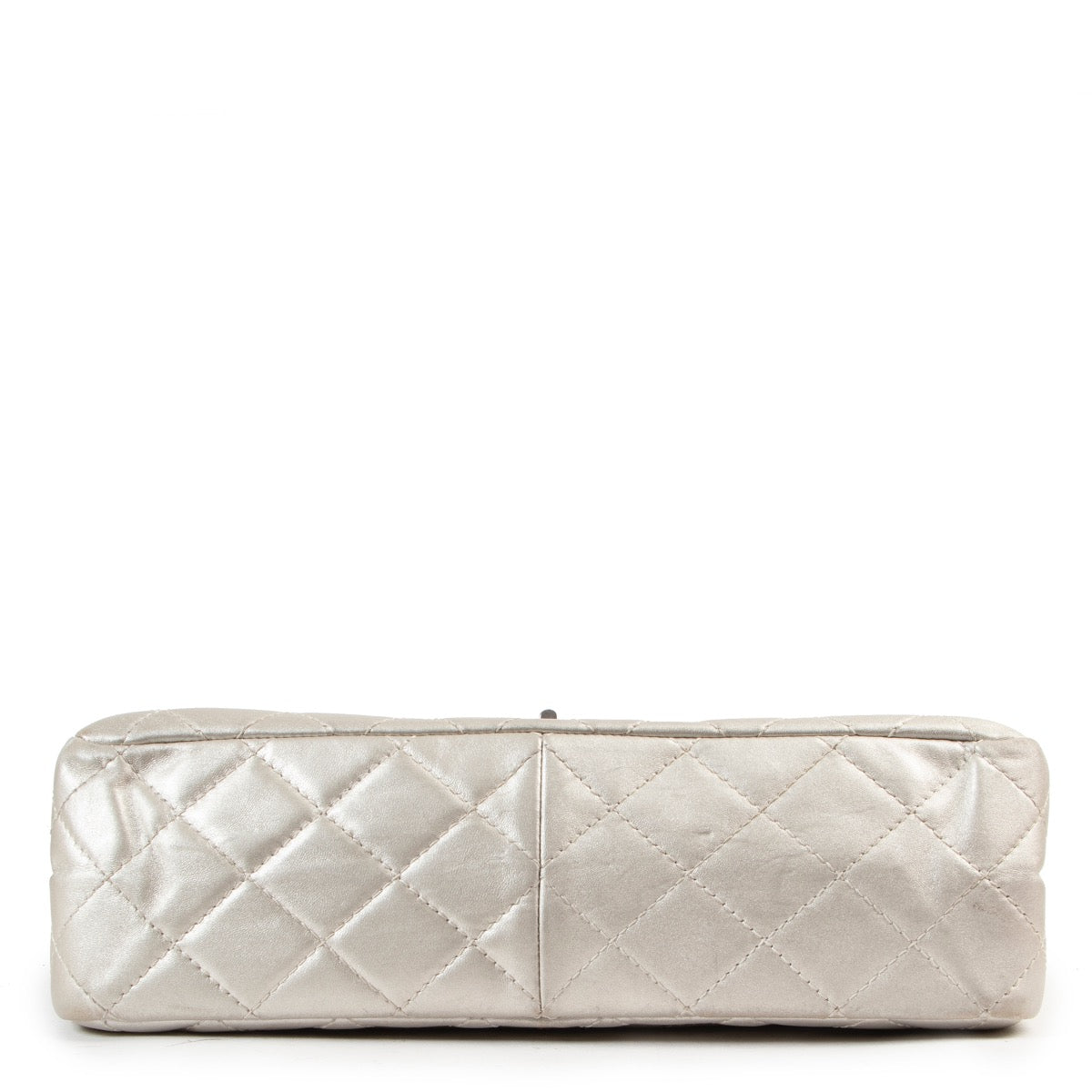 Chanel Grey Metallic 2.55 Handbag. Authentieke tweedehands Chanel handtassen bij LabelLOV Antwerpen. Authentique seconde-main luxury en ligne webshop LabelLOV. Authentic preloved Chanel handbags at LabelLOV Antwerp.