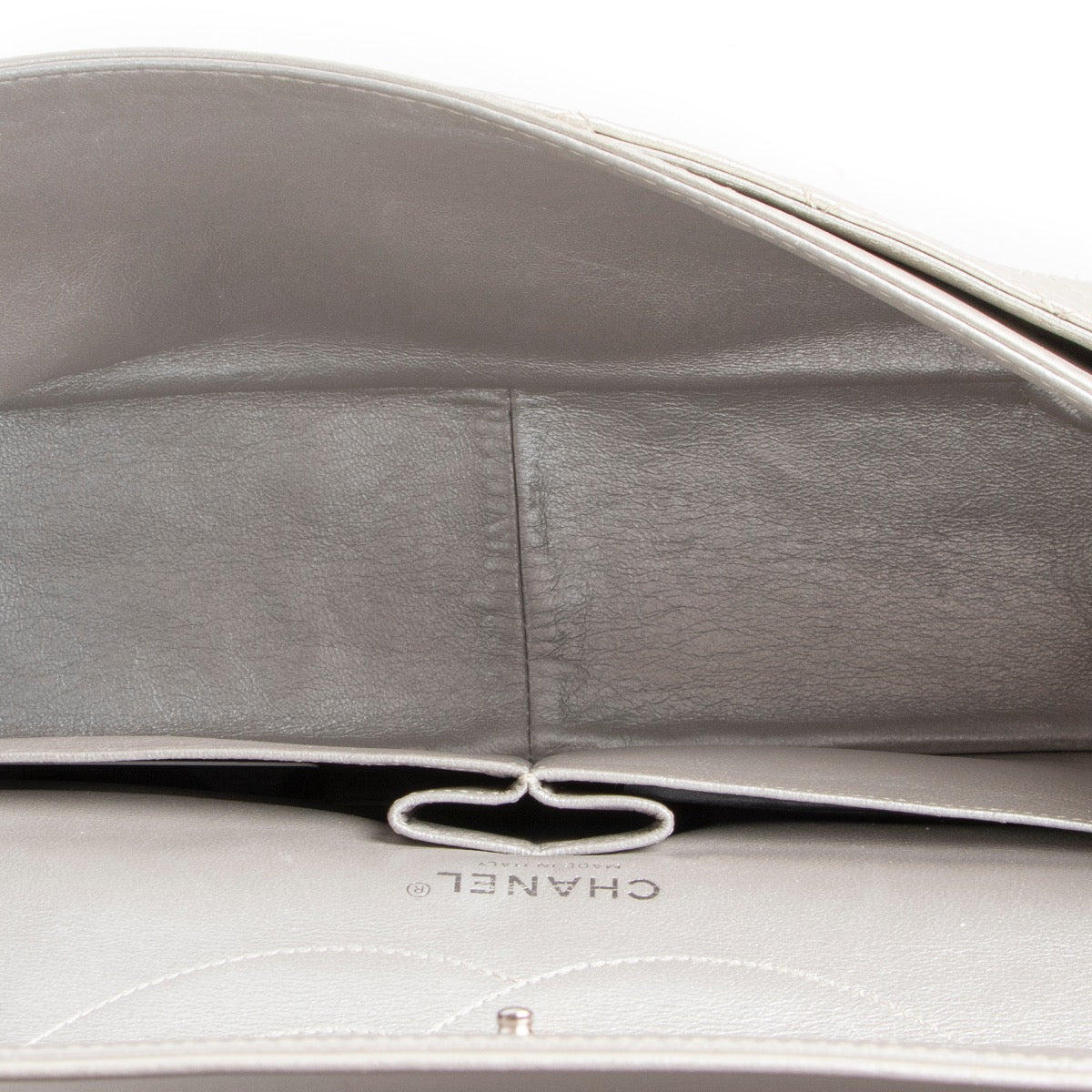 Chanel Grey Metallic 2.55 Handbag. Authentieke tweedehands Chanel handtassen bij LabelLOV Antwerpen. Authentique seconde-main luxury en ligne webshop LabelLOV. Authentic preloved Chanel handbags at LabelLOV Antwerp.