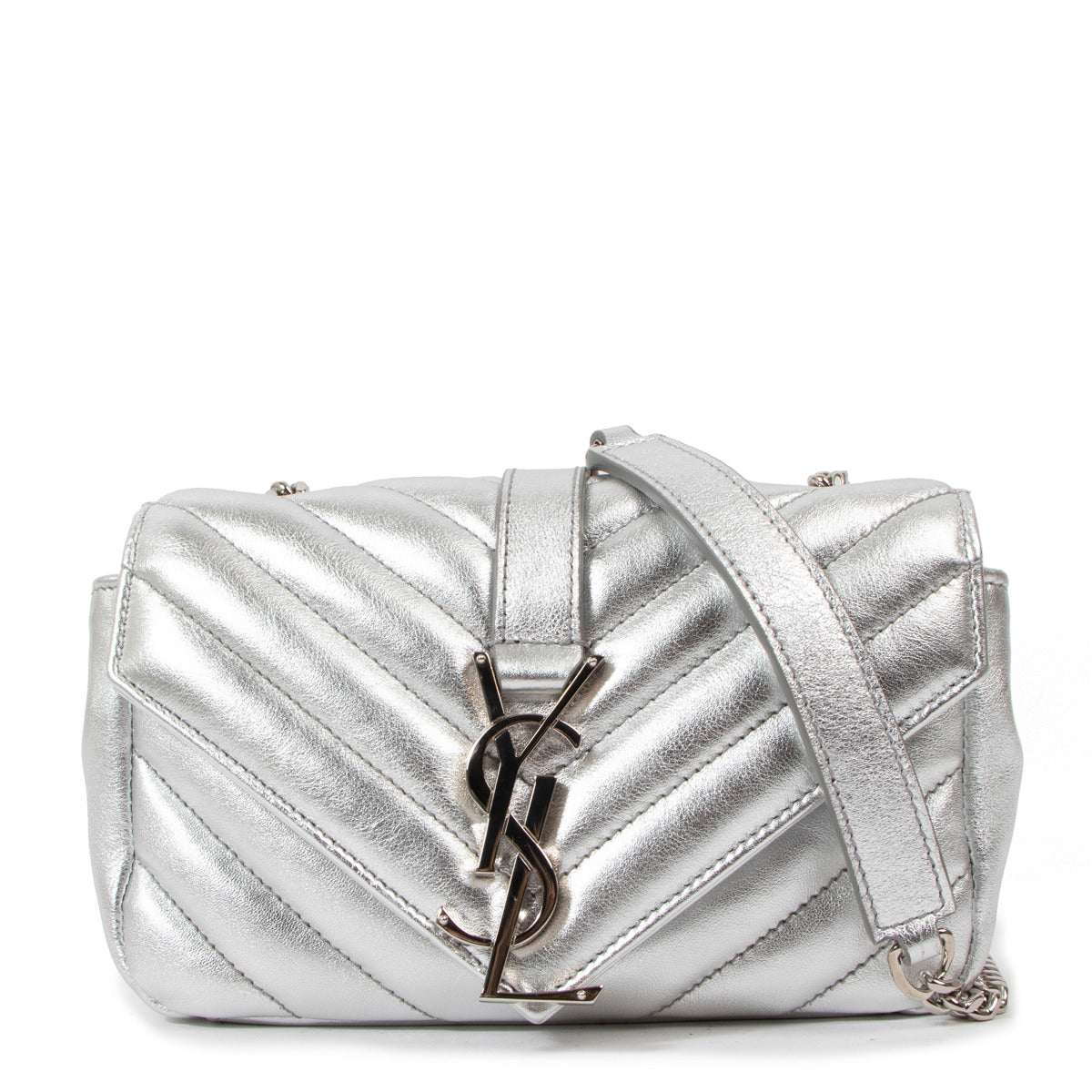 Saint Laurent Silver Metallic Mini College Wallet on Chain Crossbody Bag for the best price at Labellov secondhand luxury in Antwerp. We buy and sell your authentic designer bags for the best price.