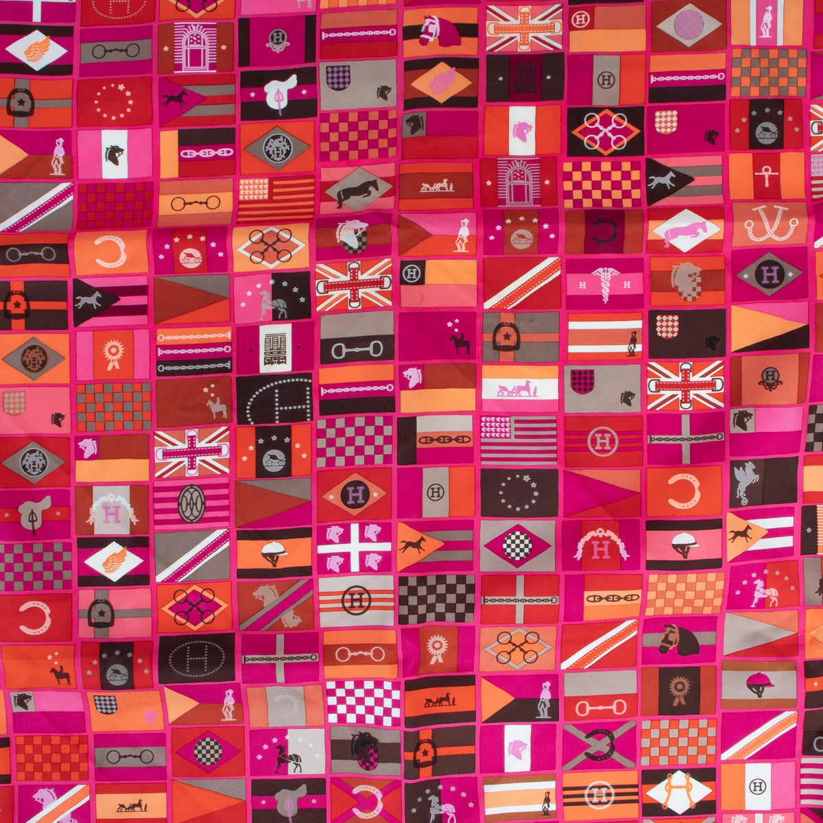 Get this Hermès Pink Voyage en Hermès Scarf at Labellov online or in store now!