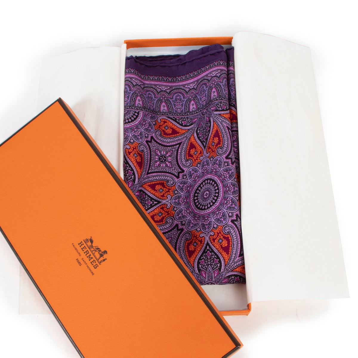 Get this Hermès Purple Pochette Scarf Paisley at Labellov. Buy online or step by in store at Antwerp.