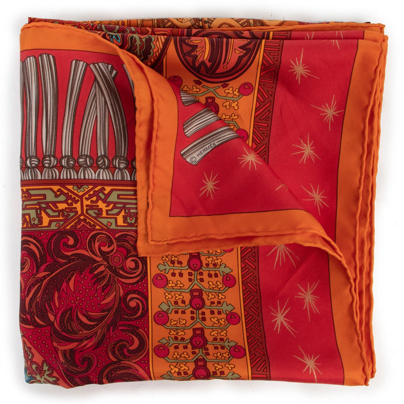 Get this Hermès Orange Sur Un Tapis Volant Scarf at Labellov online or in store in very good condition. Buy and sell your designer items for a reasonable price and with excellent service