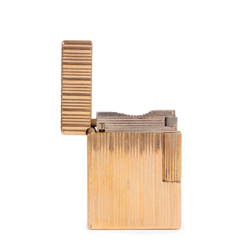 Shop safe online at Labellov in Antwerp this 100% authentic second hand S.T. Dupont Pale Gold Vintage Lighter