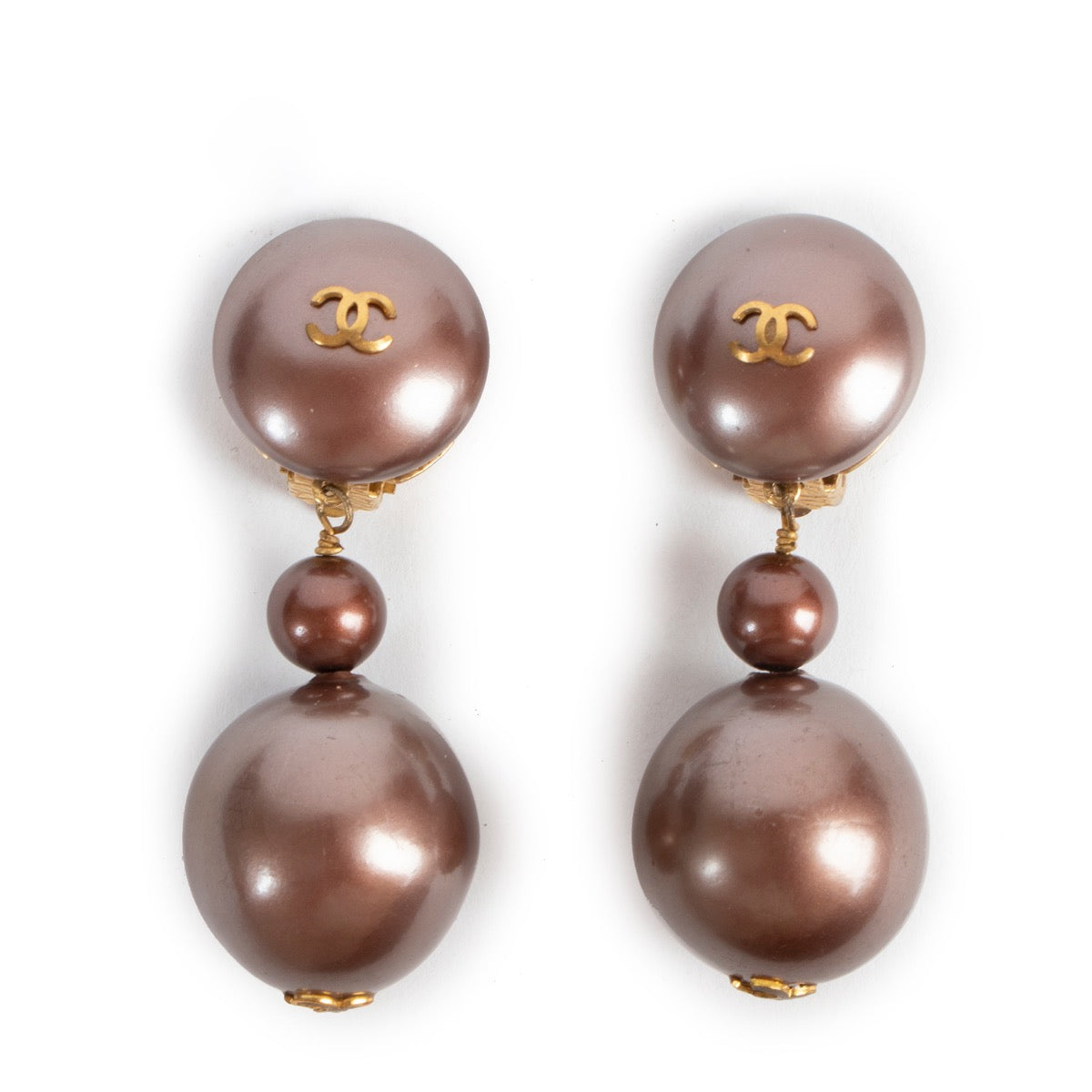 Buy online authentic second hand Chanel Rose Gold CC Clip-On Earrings in good condition at Labellov in Antwerp.