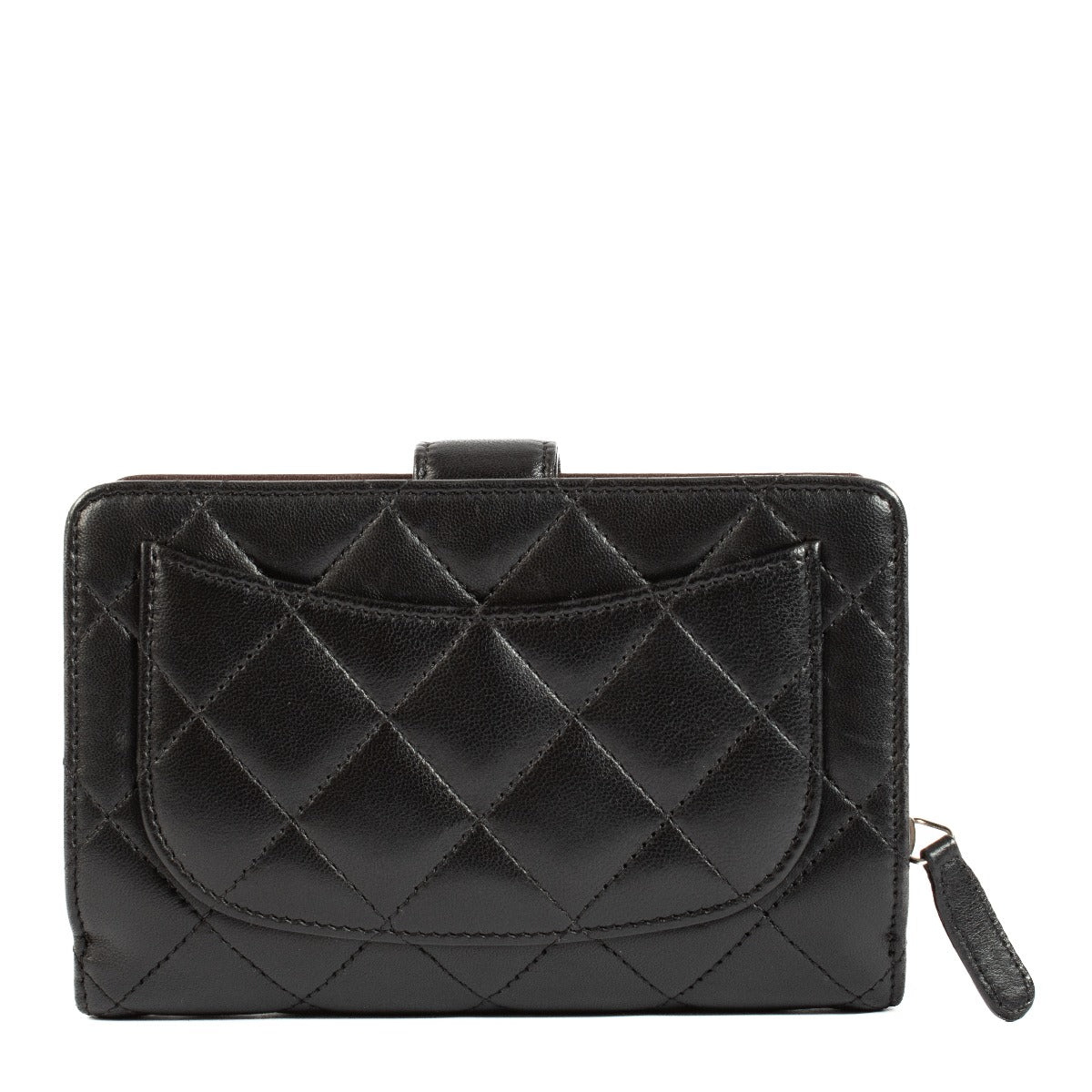 Shop safe online at Labellov in Antwerp, Brussels and Knokke this 100% authentic second hand Chanel Black Leather Quilted Compact Wallet
