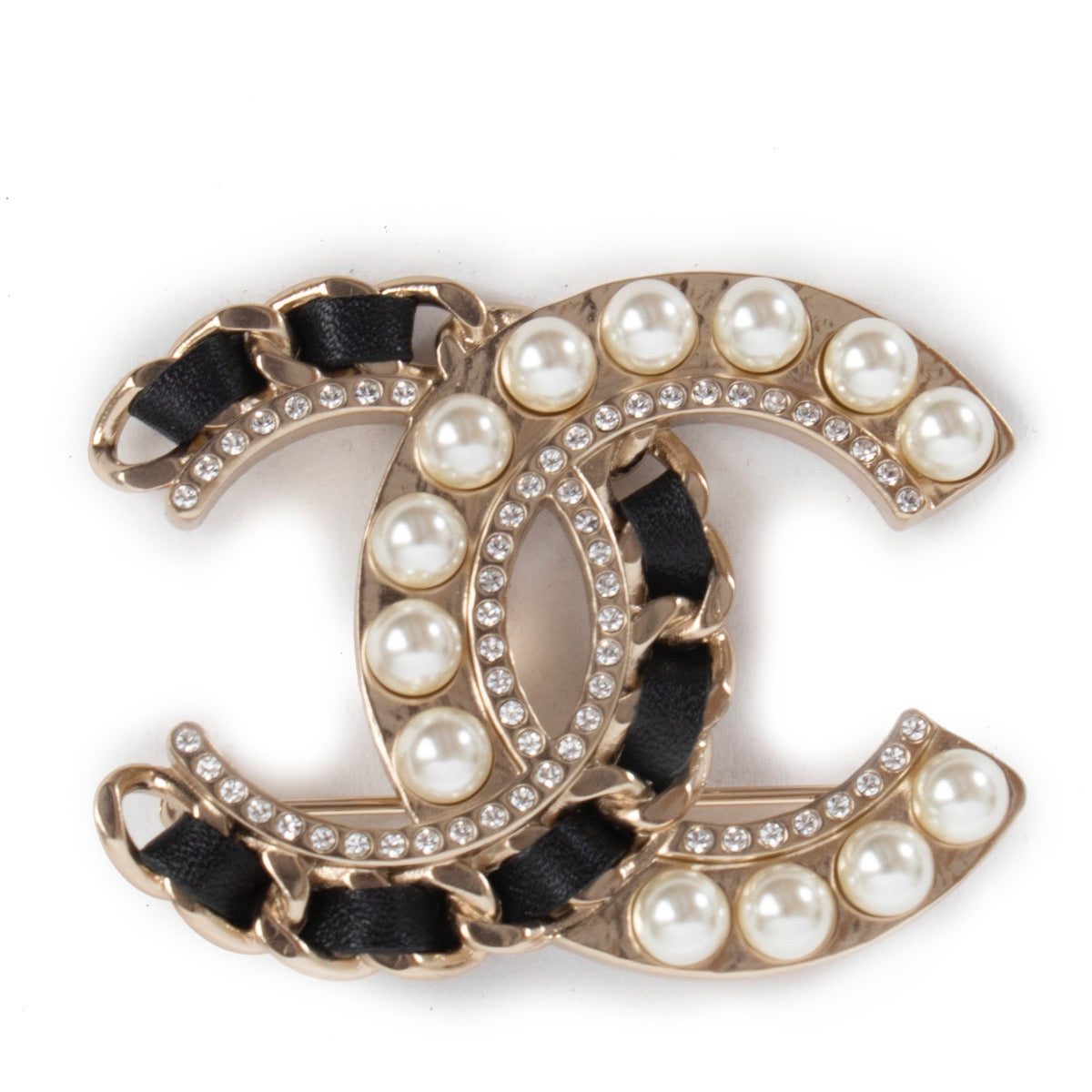Shop safe online at Labellov in Antwerp this 100% authentic second hand CChanel Cruise 2019 Pale Gold Interlocking CC Brooch