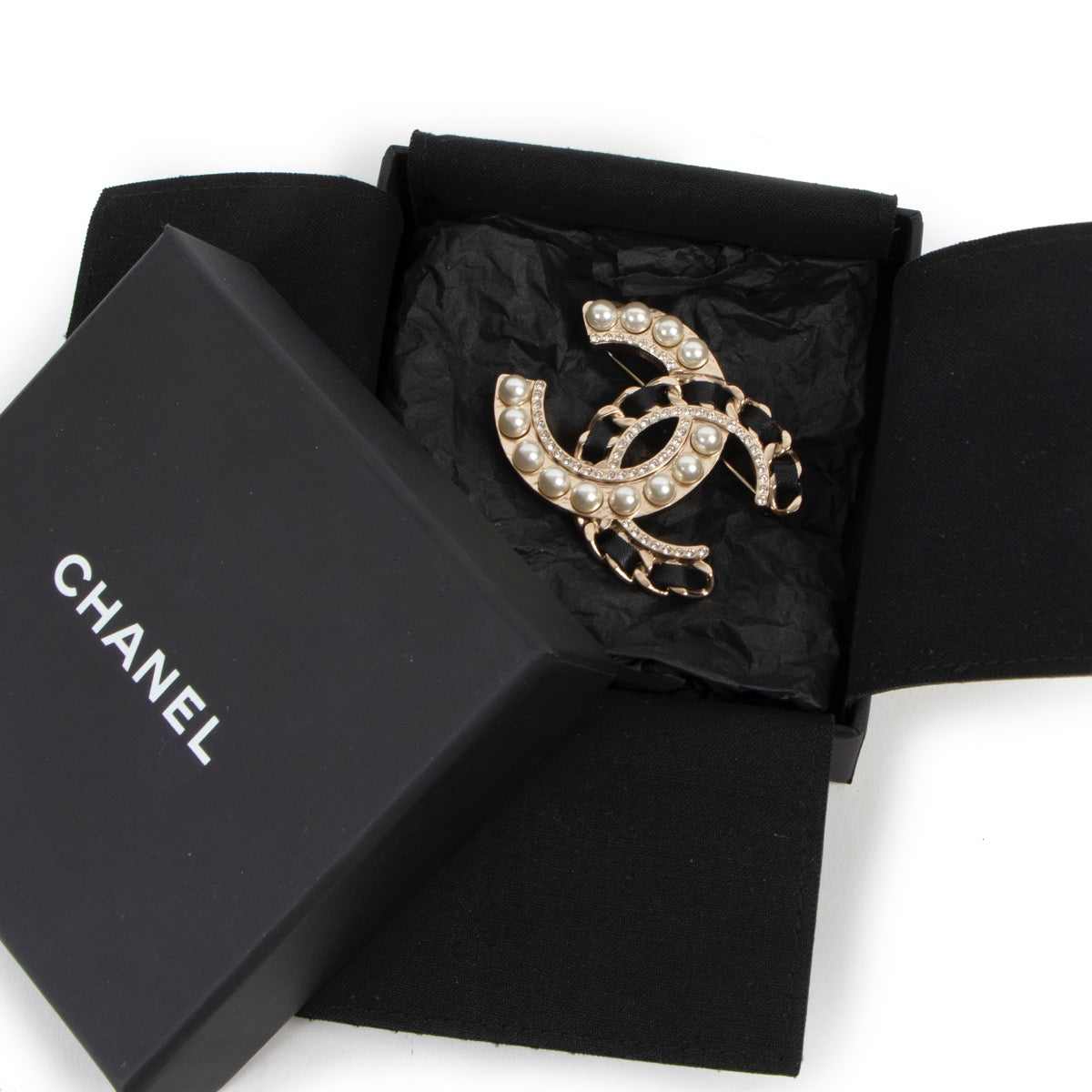 Shop safe online at Labellov in Antwerp this 100% authentic second hand CChanel Cruise 2019 Pale Gold Interlocking CC Brooch