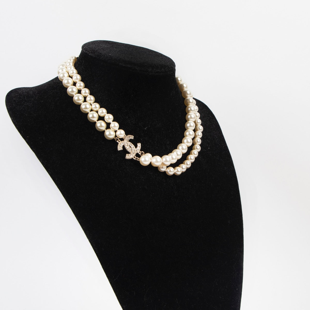 Buy an authentic second hand Chanel Faux Pearl Necklace with Interlocking CC Logo in very good condition at Labellov