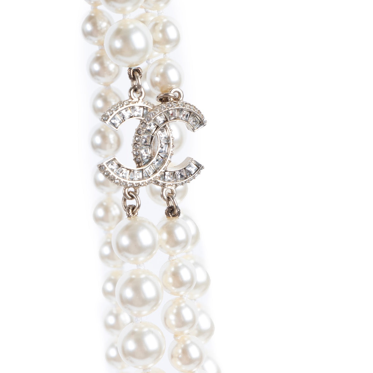 Buy an authentic second hand Chanel Faux Pearl Necklace with Interlocking CC Logo in very good condition at Labellov