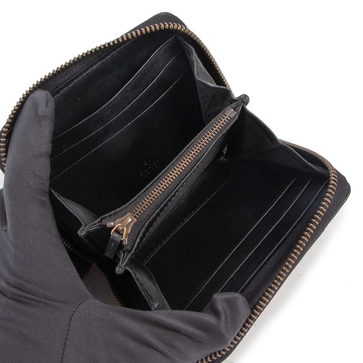 Shop safe online at Labellov in Antwerp this 100% authentic second hand Gucci Black Quilted Leather Square Marmont Wallet