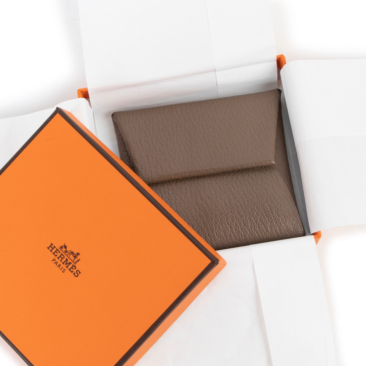 Shop safe online at Labellov in Antwerp this 100% authentic second hand Hermès Etoupe Epsom Calfskin Bastia Coin Purse
