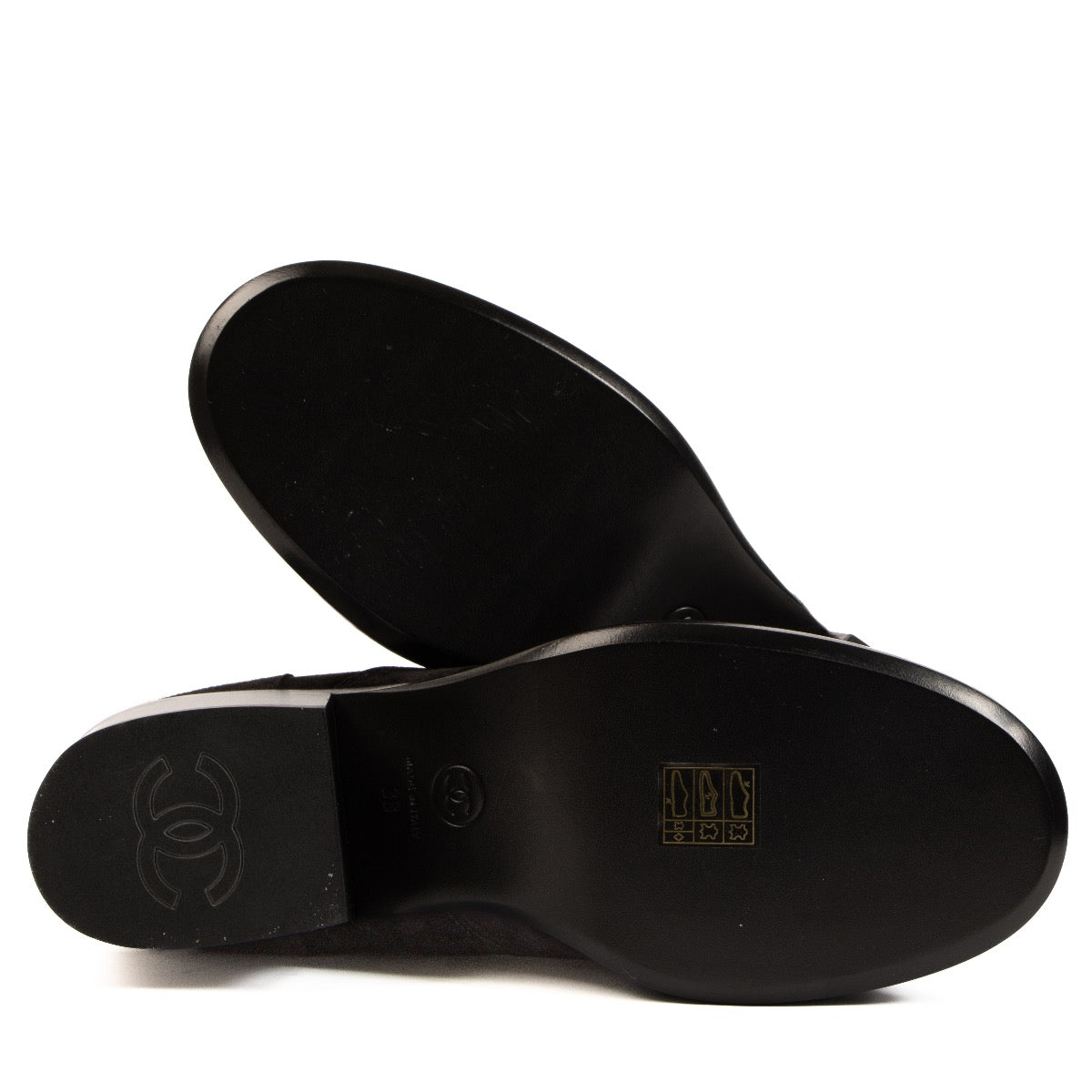 Shop safe online at Labellov in Antwerp, Brussels and Knokke these 100% authentic second hand Chanel Black Nubuck Ankle Boots - size 38