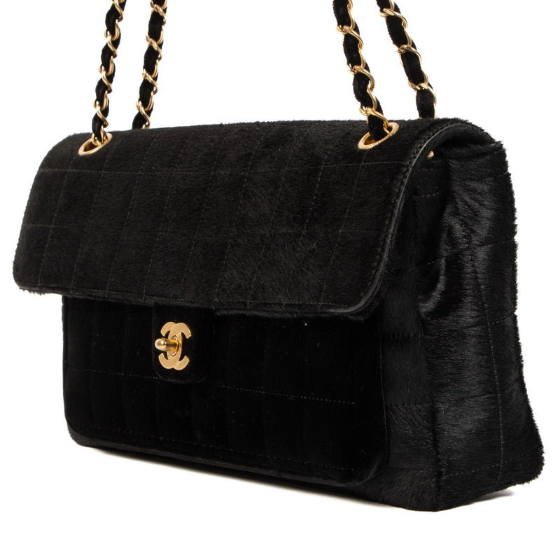 Shop safe online at Labellov in Antwerp, Brussels and Knokke this 100% authentic second hand Chanel Black Velvet and Pony Hair Chocolate Bar Bag