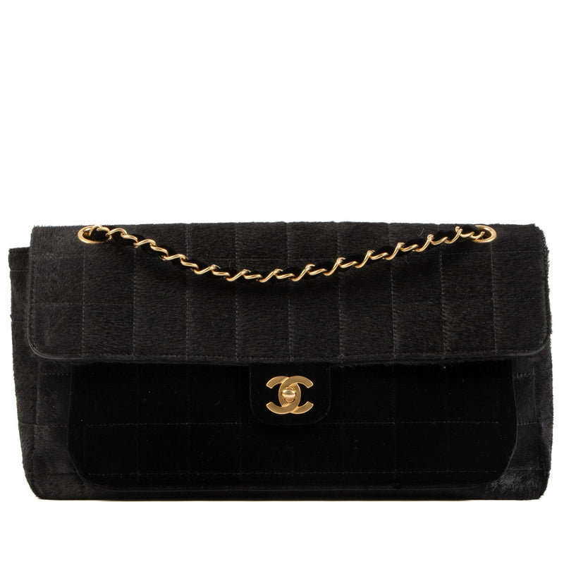 Shop safe online at Labellov in Antwerp, Brussels and Knokke this 100% authentic second hand Chanel Black Velvet and Pony Hair Chocolate Bar Bag