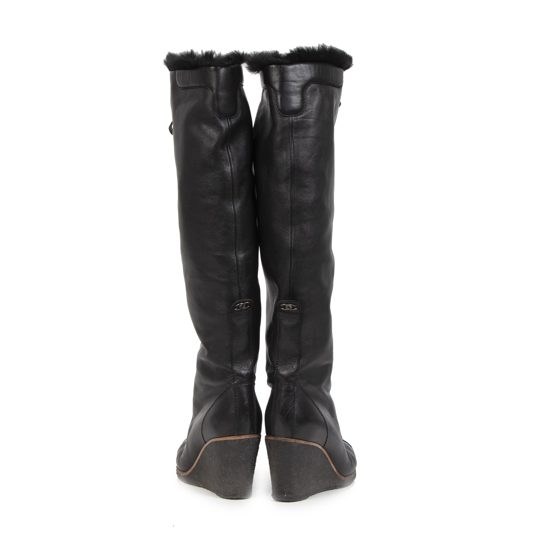 acheter en ligne seconde main Chanel Black Leather Fur-Lined Wedge Boots - 37,5