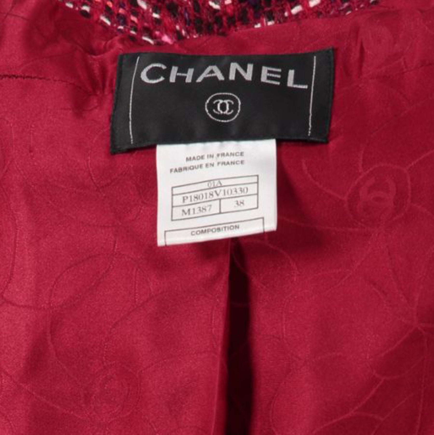 Buy this authentic second-hand vintage Chanel Long Red Bouclé Jacket at online webshop LabelLOV. Safe and secure shopping. Koop deze authentieke tweedehands vintage Chanel Long Red Bouclé Jacket bij online webshop LabelLOV.
