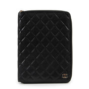 This Chanel Black Caviar Quilted Zip Around Notebook Agenda Cover is available at Labellov in just as new condition online or in store at Labellov Antwerp