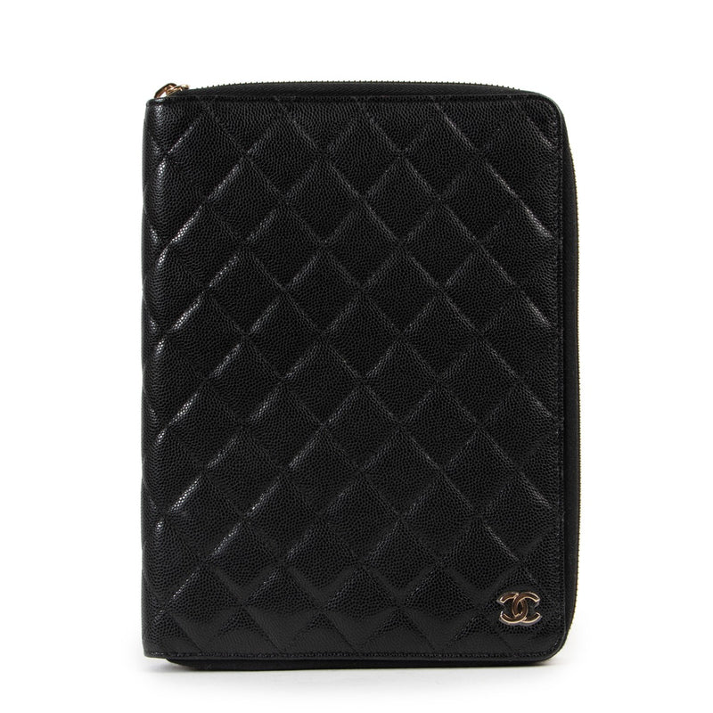 This Chanel Black Caviar Quilted Zip Around Notebook Agenda Cover is available at Labellov in just as new condition online or in store at Labellov Antwerp
